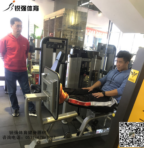 蹬腿訓練機使用展示.jpg 蹬腿訓練機使用展示.jpg