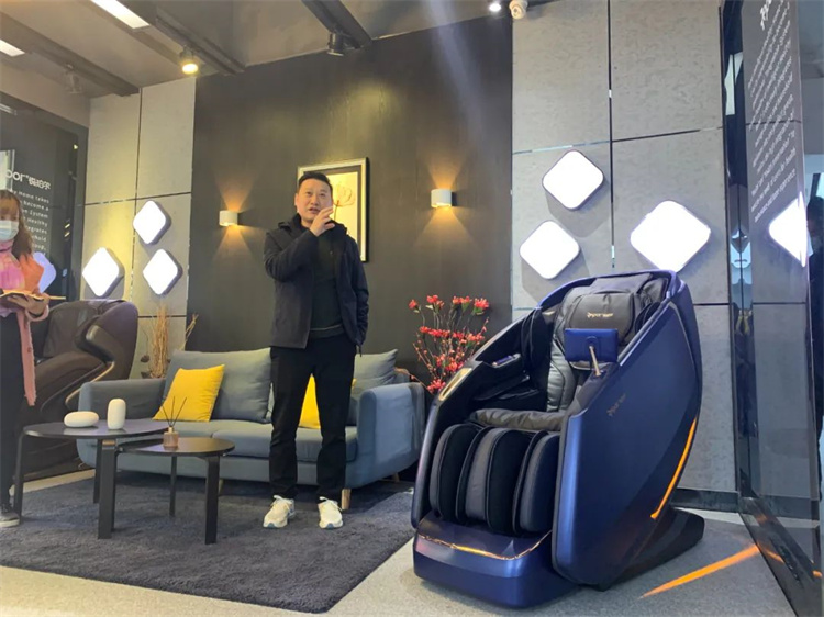VSPORTS体育官网體育集團旗下品牌—銳珀爾舉行新款4D穴感總裁按摩椅S500內訓會(huì )